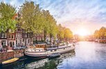 Gracht mit Booten in Amsterdam