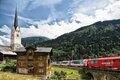 Der Glacier Express im Bündner Oberland bei Trun