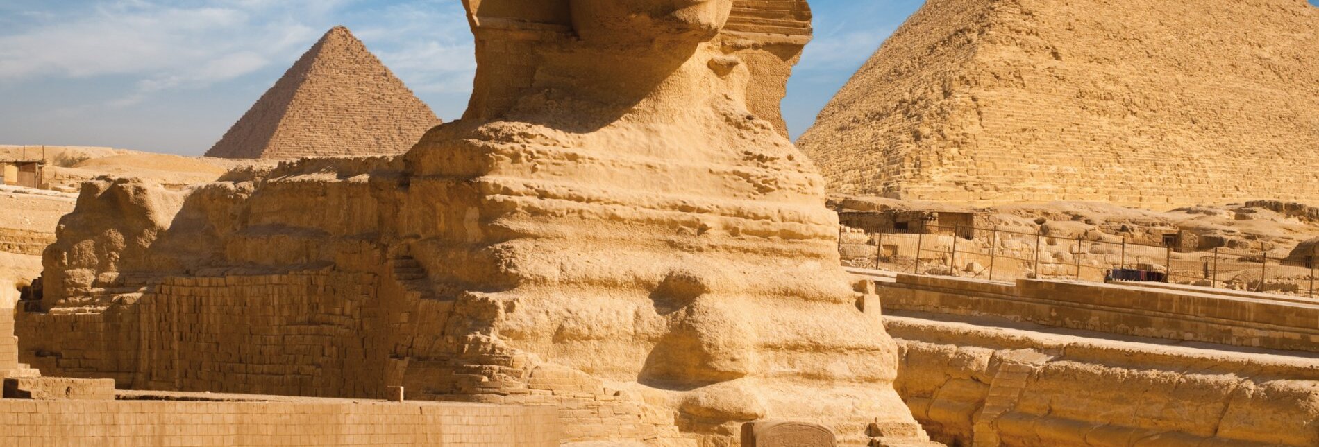 Die Sphinx mit den Pyramiden Menkaure und Khafre in Gizeh