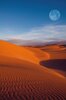 Mond über der Wüste in Marokko