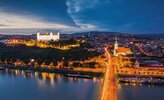 Blick auf das nächtliche Bratislava - Schloss und Altstadt
