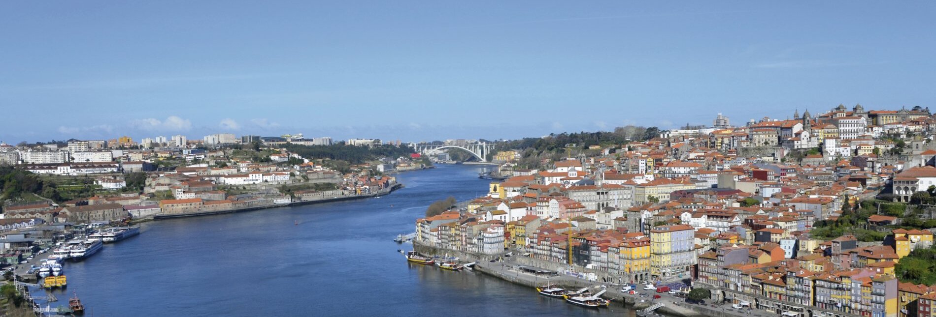 Blick über den Douro auf Portos Altstadt