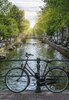 Fahrrad an einer Gracht in Amsterdam