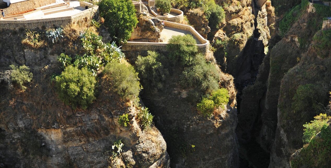 Blick über die Felsen auf Ronda - Weiße Dörfer