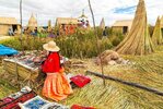 frau-in-traditioneller-kleidung-am-titicaca-see